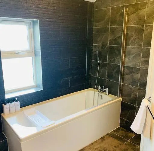 Chic 5 Bedroom House With Private Parking & Garden Semesterbostad