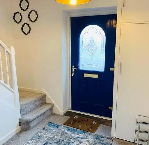 Chic 5 Bedroom House With Private Parking & Garden Semesterbostad