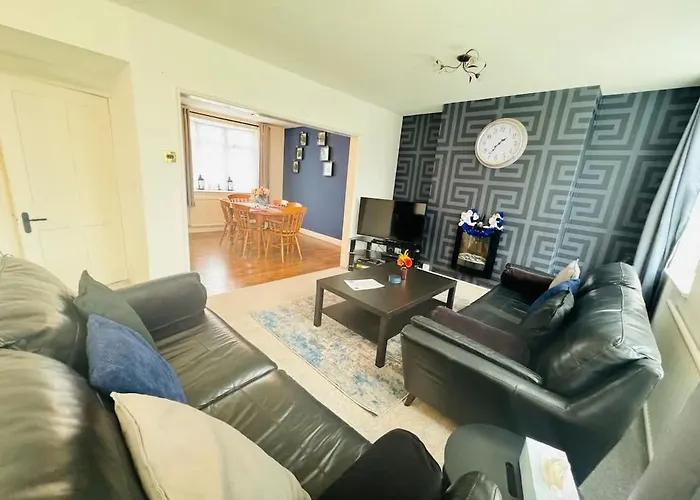 Chic 5 Bedroom House With Private Parking & Garden Semesterbostad *