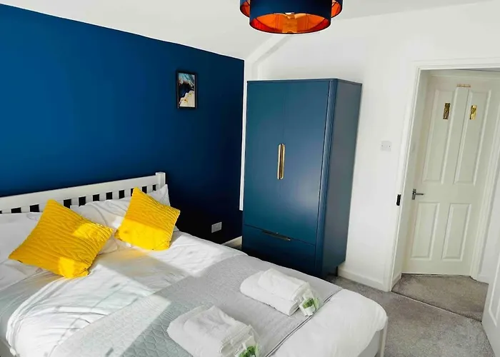 Chic 5 Bedroom House With Private Parking & Garden Vakantiehuis