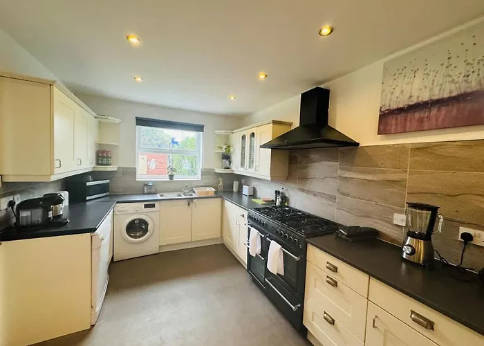 Chic 5 Bedroom House With Private Parking & Garden *