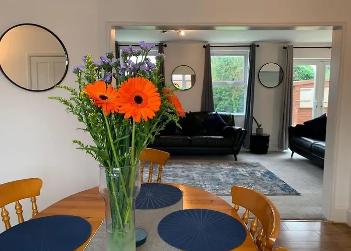 Vakantiehuis Chic 5 Bedroom House With Private Parking & Garden *