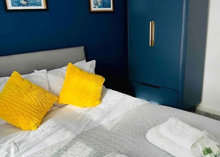 Semesterbostad Chic 5 Bedroom House With Private Parking & Garden *