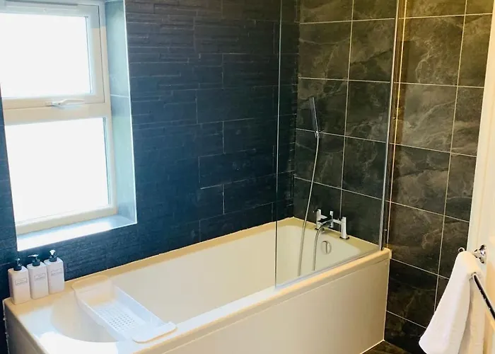 Chic 5 Bedroom House With Private Parking & Garden Semesterbostad Bristol