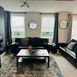 Chic 5 Bedroom House With Private Parking & Garden Hébergement de vacances