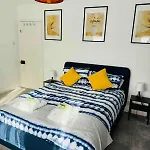 Chic 5 Bedroom House With Private Parking & Garden