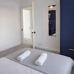 Chic 5 Bedroom House With Private Parking & Garden