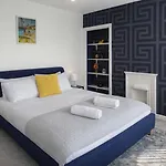 Hébergement de vacances Chic 5 Bedroom House With Private Parking & Garden *
