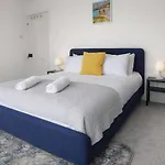 Chic 5 Bedroom House With Private Parking & Garden *