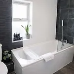 Chic 5 Bedroom House With Private Parking & Garden *