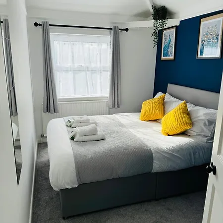 Chic 5 Bedroom House With Private Parking & Garden