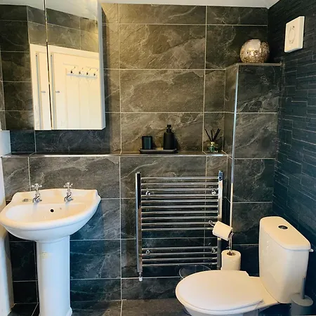 Chic 5 Bedroom House With Private Parking & Garden Casa de Férias