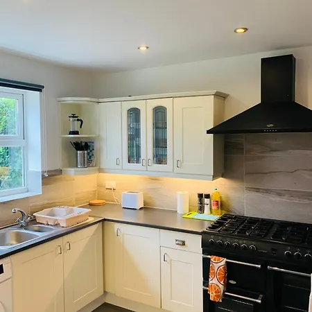 Chic 5 Bedroom House With Private Parking & Garden Casa de Férias *