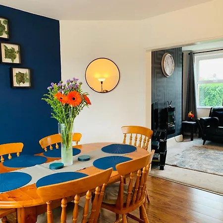 Chic 5 Bedroom House With Private Parking & Garden *