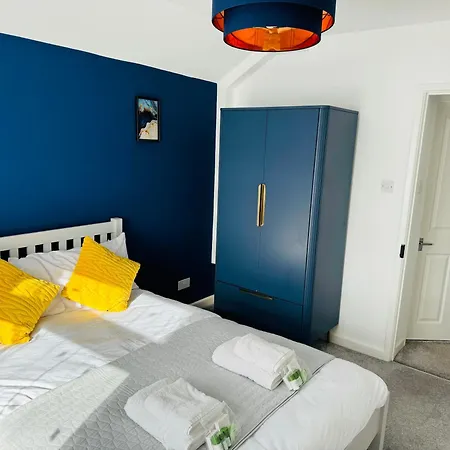 Chic 5 Bedroom House With Private Parking & Garden