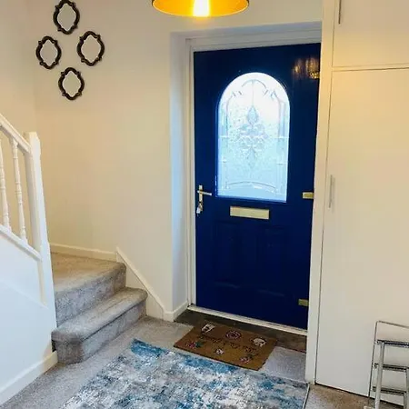 Chic 5 Bedroom House With Private Parking & Garden Casa de Férias