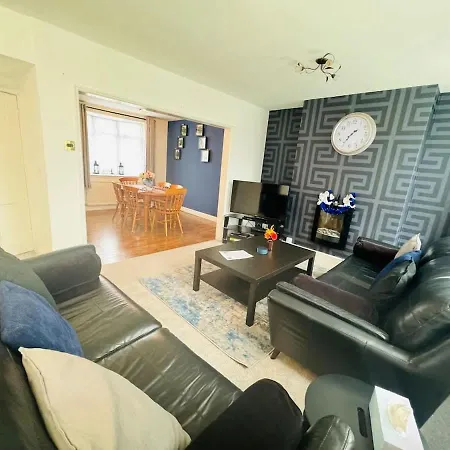 Chic 5 Bedroom House With Private Parking & Garden Hébergement de vacances *
