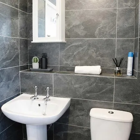 Chic 5 Bedroom House With Private Parking & Garden بيت للعطل *