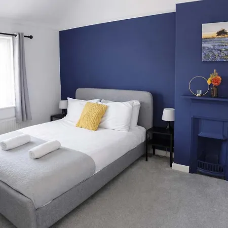 Chic 5 Bedroom House With Private Parking & Garden *