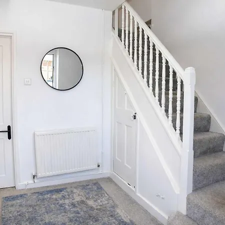 Chic 5 Bedroom House With Private Parking & Garden