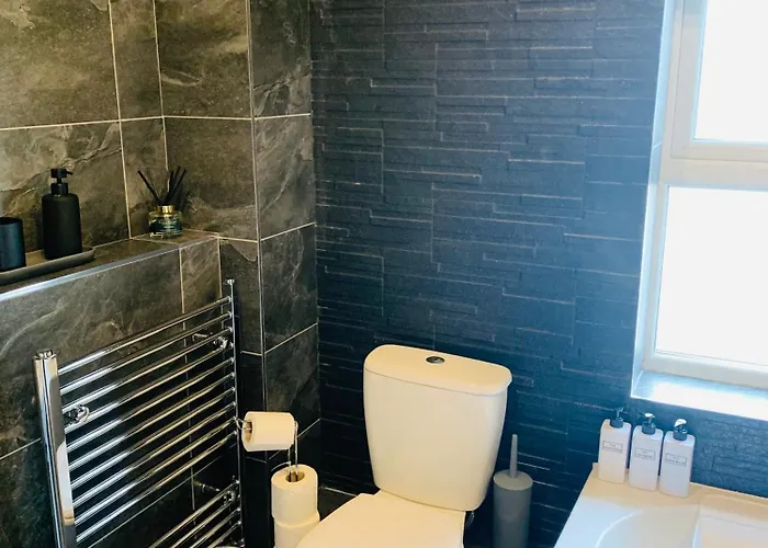 בית נופש Chic 5 Bedroom House With Private Parking & Garden *