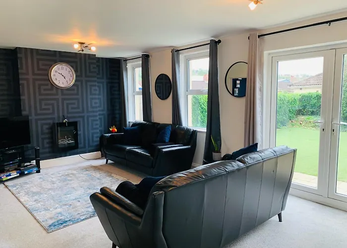 Chic 5 Bedroom House With Private Parking & Garden *