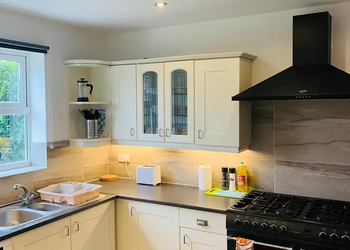 Chic 5 Bedroom House With Private Parking & Garden בית נופש *