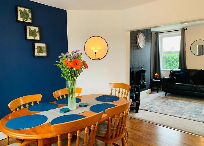 Chic 5 Bedroom House With Private Parking & Garden *