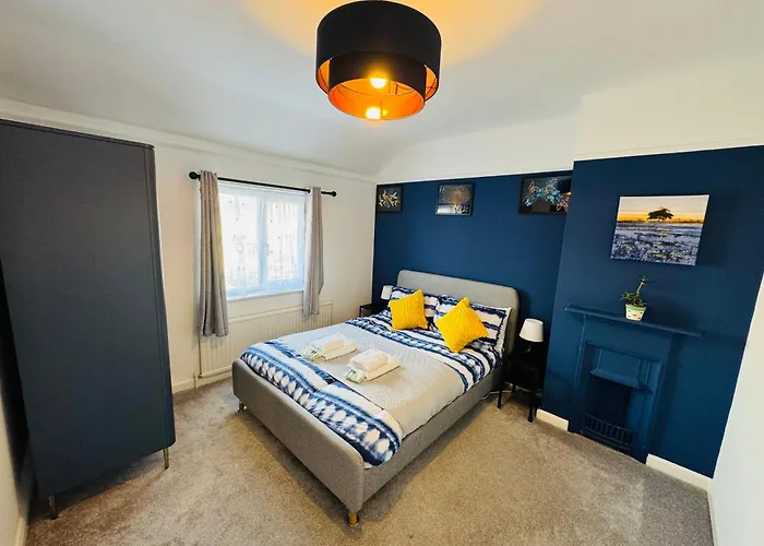 Chic 5 Bedroom House With Private Parking & Garden בית נופש