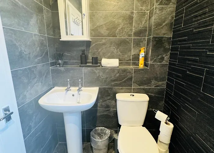 Chic 5 Bedroom House With Private Parking & Garden בית נופש בריסטול