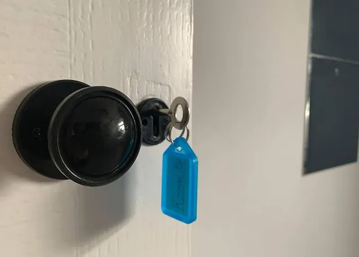 Chic 5 Bedroom House With Private Parking & Garden בית נופש *