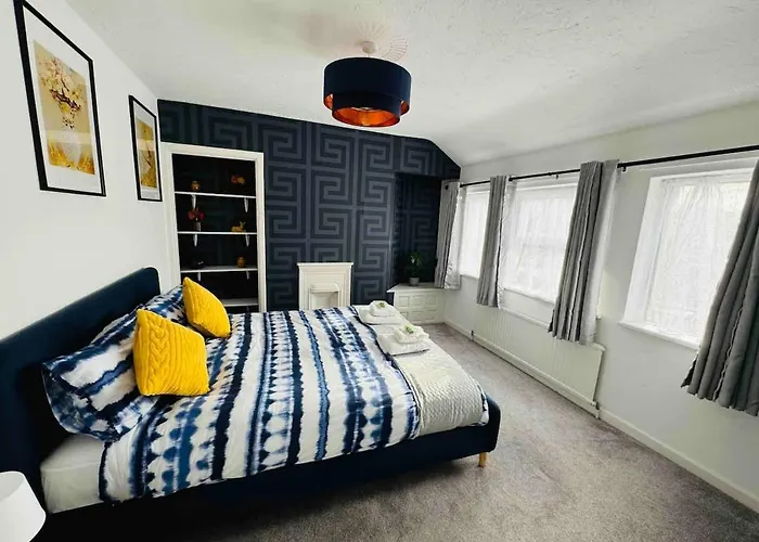 Chic 5 Bedroom House With Private Parking & Garden