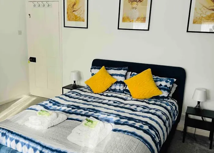 Chic 5 Bedroom House With Private Parking & Garden