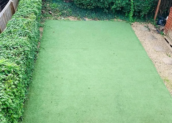 Chic 5 Bedroom House With Private Parking & Garden בית נופש